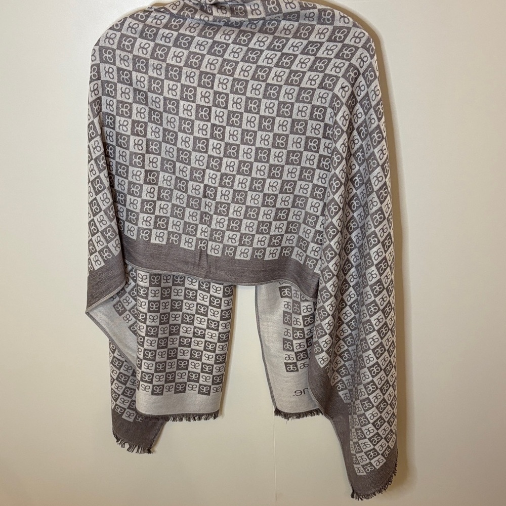 Beautiful Gray Patterned Scarf - Picture 4 of 4
